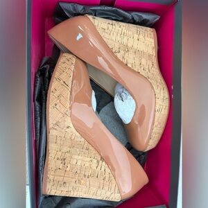NIB. Vince Camuto Women's Faran Patent Wedges in Rosewood size 7.5